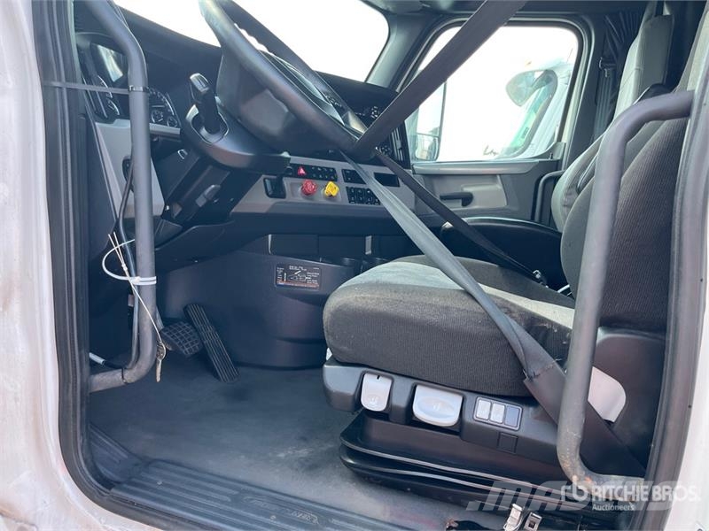 Freightliner Cascadia 126 6x4 T/A Sleeper Truck Tractor (Inoper Prime Movers