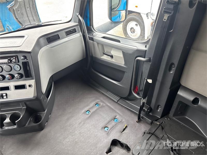 Freightliner Cascadia 126 6x4 T/A Sleeper Truck Tractor Dragbilar