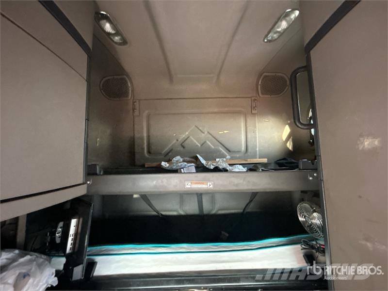 Freightliner Cascadia 125 6x4 T/A Sleeper Truck Tractor Vilcēji