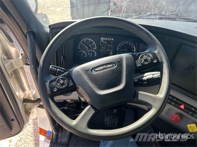 Freightliner Cascadia 126 6x4 T/A Sleeper Truck Tractor Tractor Units