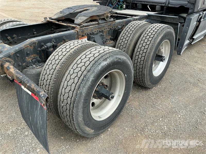 Freightliner Cascadia 126 6x4 T/A Sleeper Truck Tractor Dragbilar