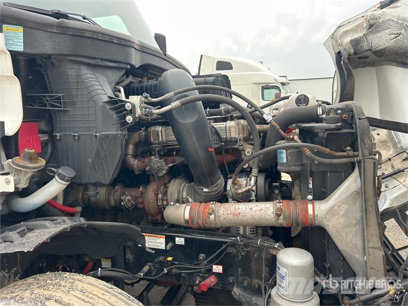 Freightliner Cascadia 126 6x4 T/A Sleeper Truck Tractor Тягачі