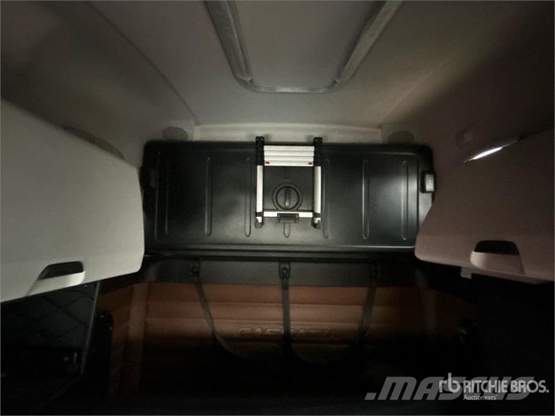 Freightliner Cascadia 126 6x4 T/A Sleeper Truck Tractor Tractor Units