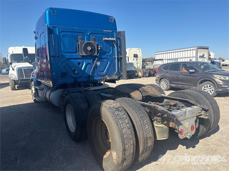 Freightliner Cascadia 125 6x4 T/A Sleeper Truck Tractor (Inoper Vlačilci