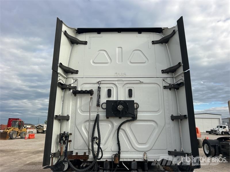 Freightliner Cascadia 126 6x4 T/A Sleeper Truck Tractor Tractores (camiões)