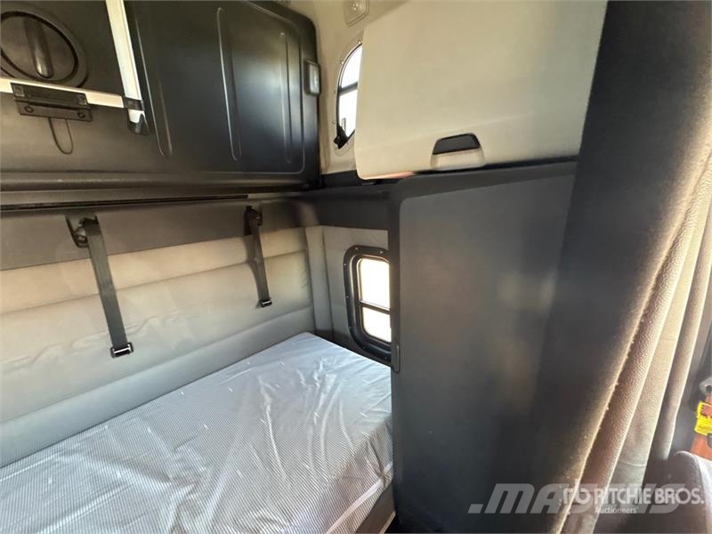 Freightliner Cascadia 126 6x4 T/A Sleeper Truck Tractor Traktorske jedinice