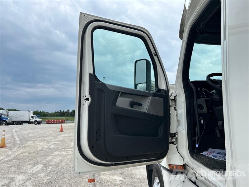 Freightliner Cascadia 126 6x4 Rebuilt Title* T/A Sleeper Truck  Cavalos mecânicos
