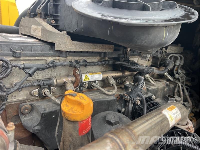 Freightliner Cascadia 125 6x4 T/A Sleeper Truck Tractor Tractor Units