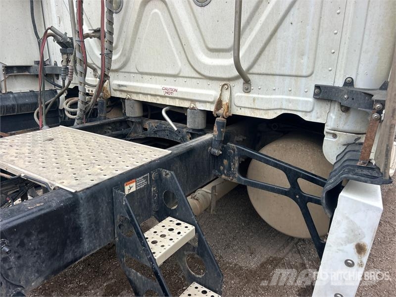 Freightliner Cascadia 125 6x4 T/A Sleeper Truck Tractor (Inoper Trekkers
