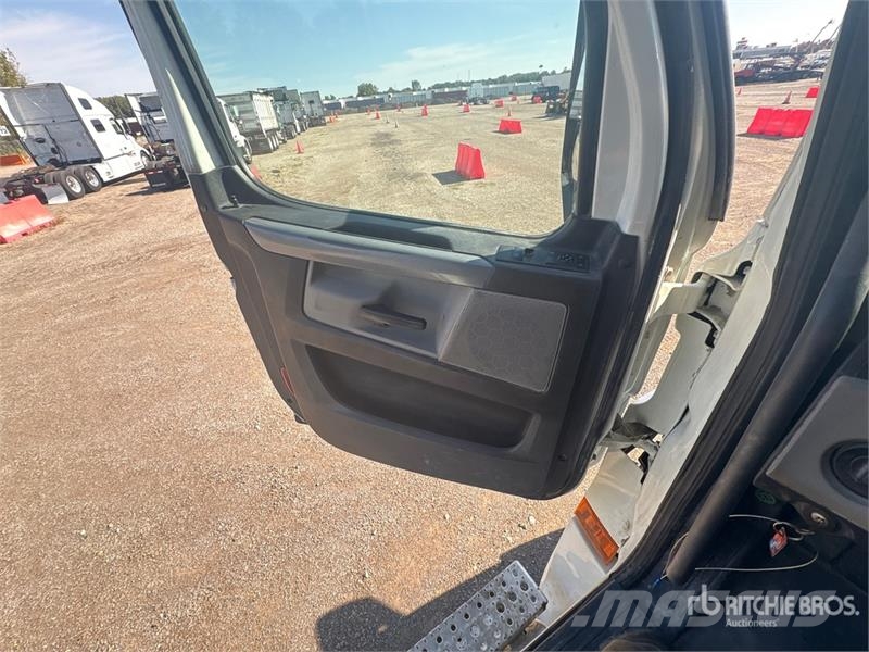 Freightliner Cascadia 126 6x4 T/A Sleeper Truck Tractor Sattelzugmaschinen