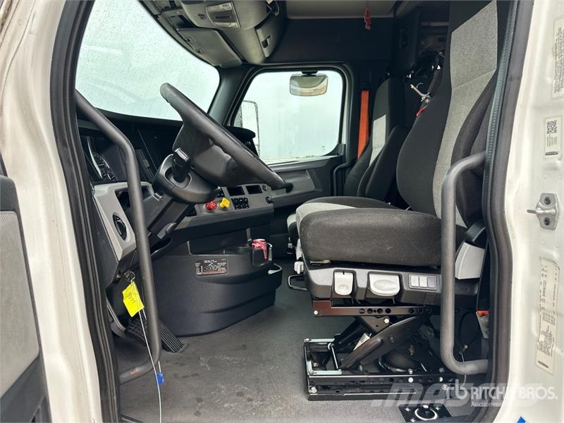 Freightliner Cascadia 126 6x4 T/A Sleeper Truck Tractor Влекачи