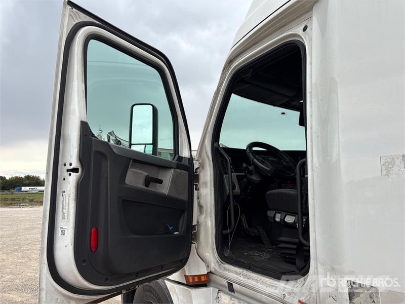 Freightliner Cascadia 126 6x4 T/A Sleeper Truck Tractor Nyergesvontatók