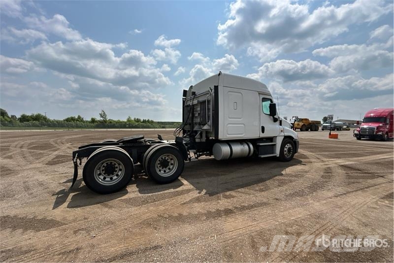 Freightliner Cascadia 125 6x4 T/A Sleeper Truck Tractor Tractor Units