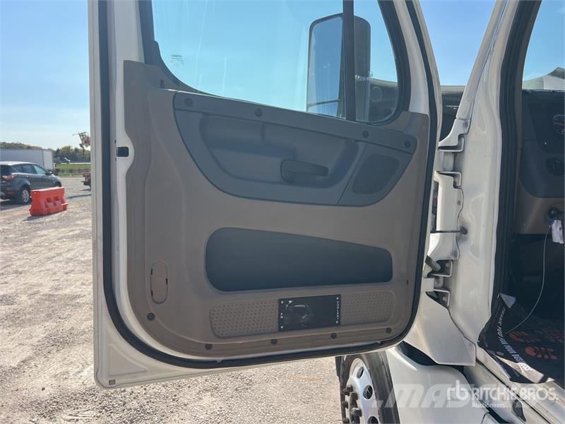 Freightliner Cascadia 125 6x4 T/A Sleeper Truck Tractor 曳引機組件
