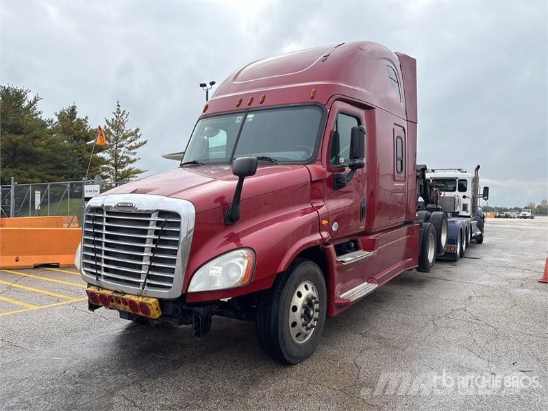 Freightliner Cascadia 125 T/A Sleeper Truck Tractor Tractor Units