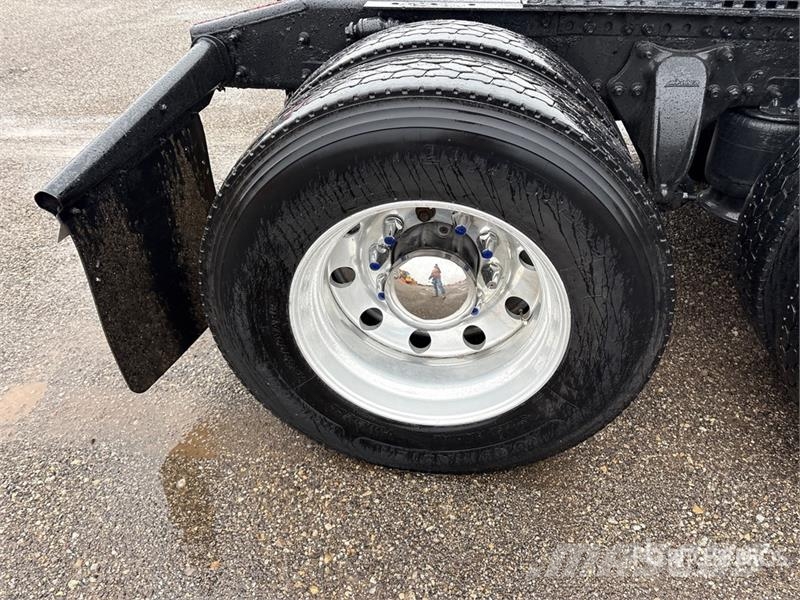 Freightliner Cascadia 125 6x4 T/A Sleeper Truck Tractor Tractor Units