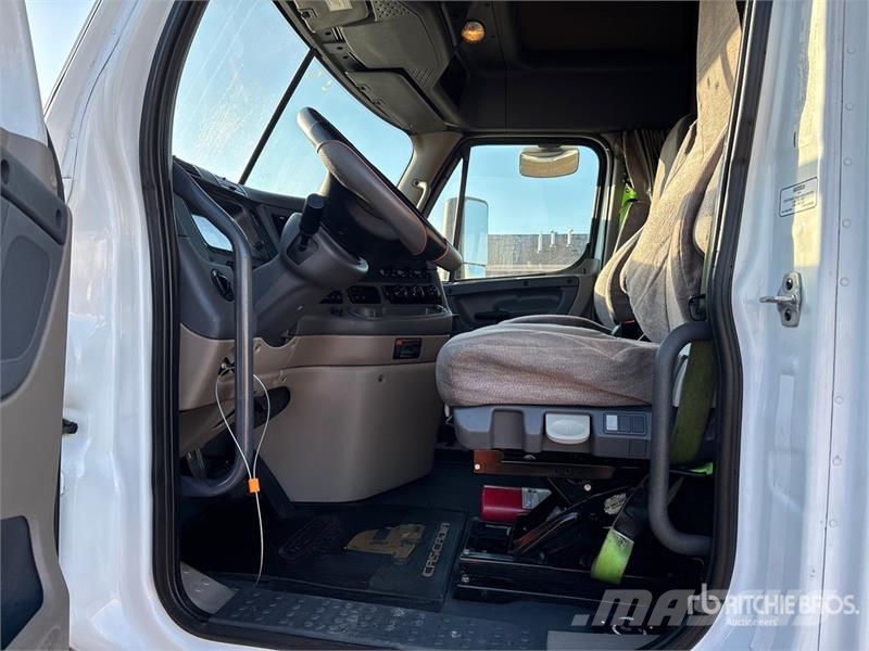 Freightliner Cascadia 125 6x4 T/A Sleeper Truck Tractor Sattelzugmaschinen
