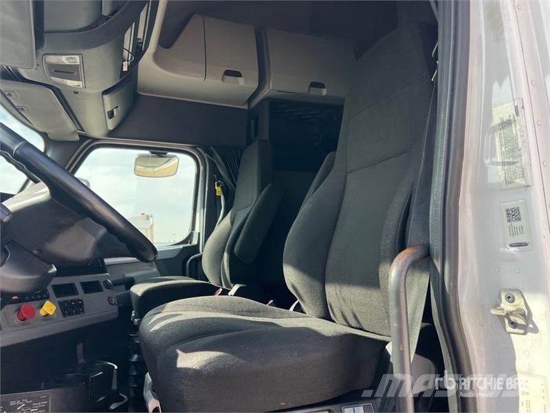 Freightliner Cascadia 126 6x4 T/A Sleeper Truck Tractor Sattelzugmaschinen