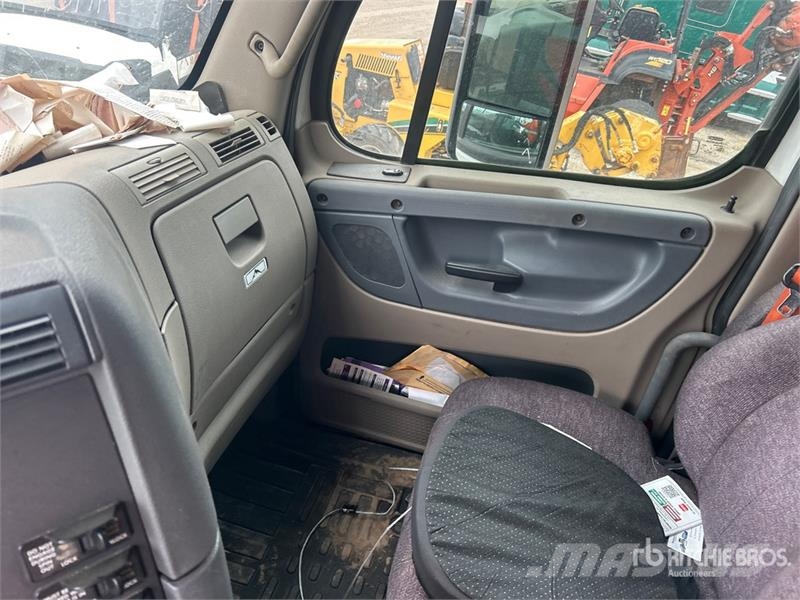 Freightliner Cascadia 125 6x4 T/A Sleeper Truck Tractor (Inoper Trekkers
