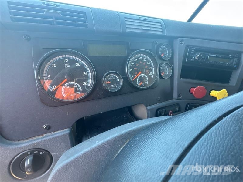 Freightliner Cascadia 125 6x4 T/A Sleeper Truck Tractor (Inoper Vilcēji