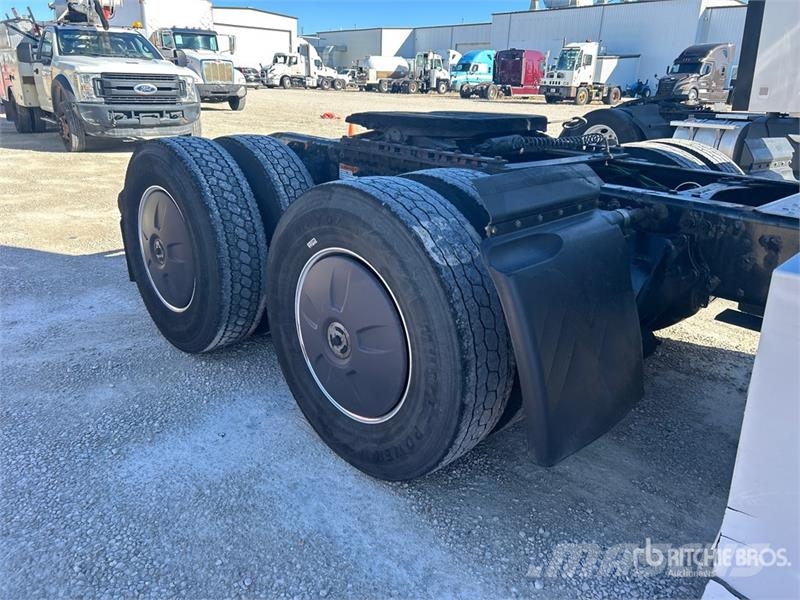 Freightliner Cascadia 126 6x4 T/A Sleeper Truck Tractor Tractor Units