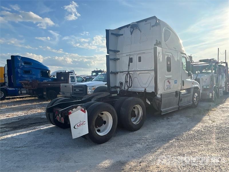 Freightliner Cascadia 125 6x4 T/A Sleeper Truck Tractor Vilcēji