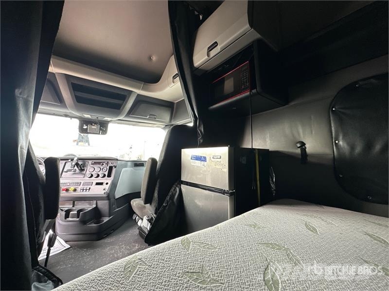 Freightliner Cascadia 126 6x4 T/A Sleeper Truck Tractor Nyergesvontatók