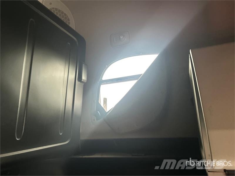 Freightliner Cascadia 126 6x4 T/A Sleeper Truck Tractor Tractor Units