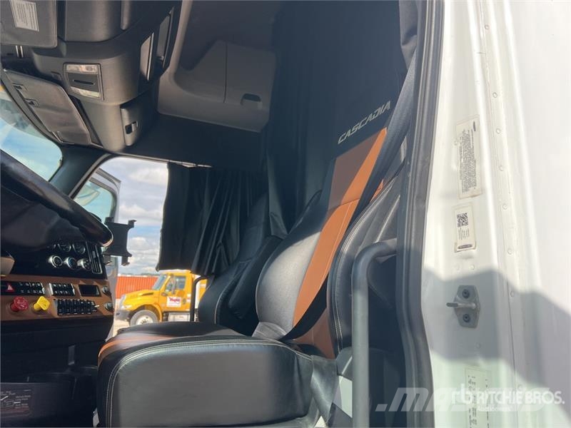 Freightliner Cascadia 126 6x4 T/A Sleeper Truck Tractor Tractor Units
