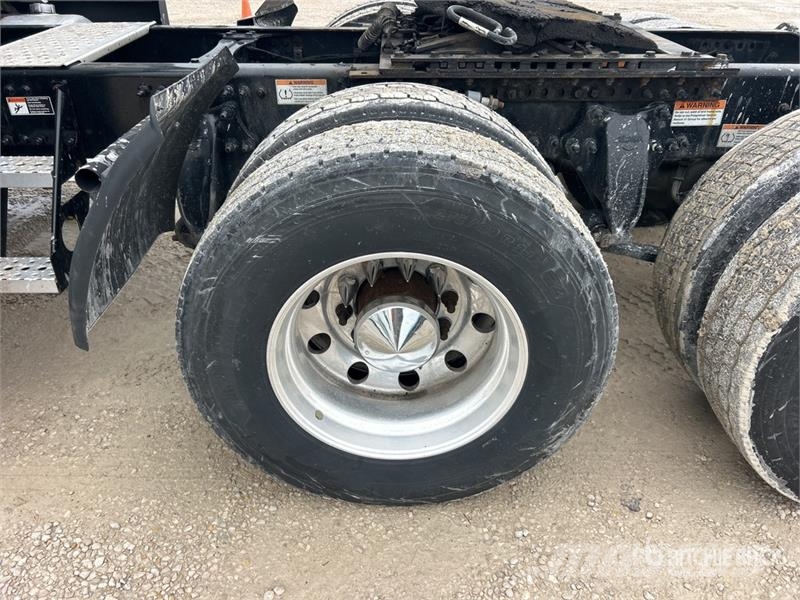 Freightliner Cascadia 126 6x4 T/A Sleeper Truck Tractor Тягачі