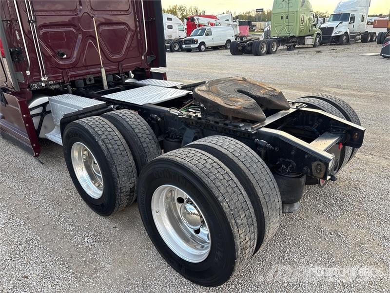 Freightliner Cascadia 126 6x4 T/A Sleeper Truck Tractor وحدات الجر