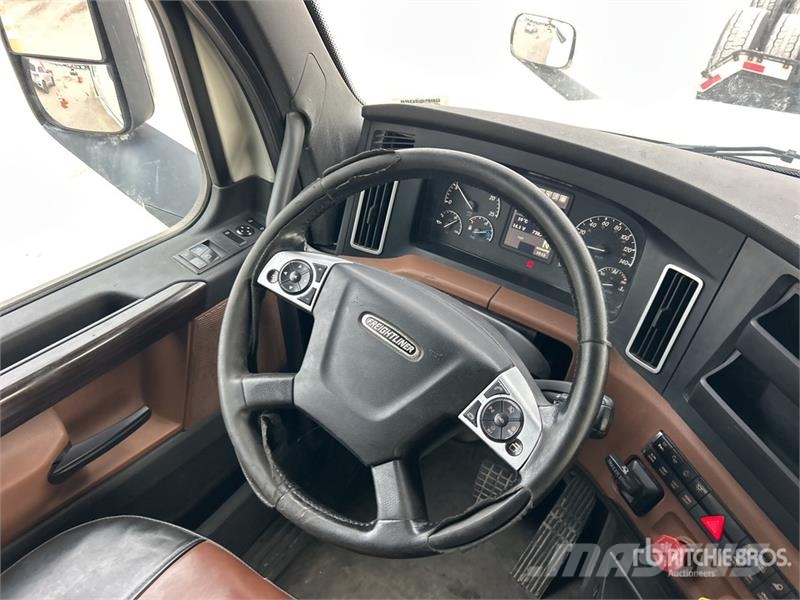 Freightliner Cascadia 126 6x4 T/A Sleeper Truck Tractor Тягачі