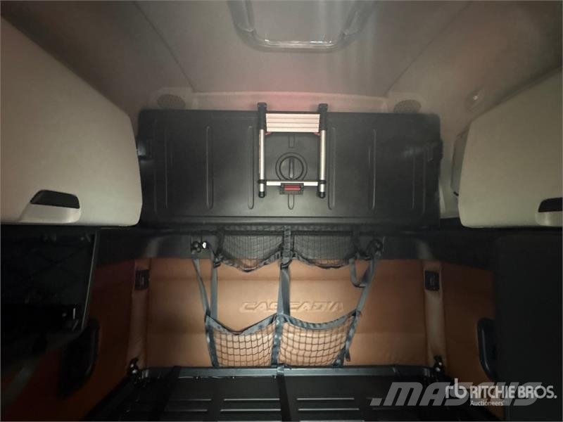 Freightliner Cascadia 126 6x4 T/A Sleeper Truck Tractor 트랙터 유닛