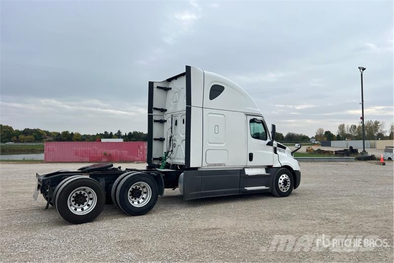 Freightliner Cascadia 126 6x4 T/A Sleeper Truck Tractor 曳引機組件
