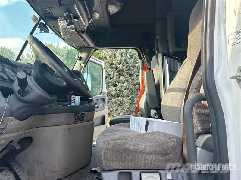 Freightliner Cascadia 125 6x4 T/A Sleeper Truck Tractor Vilcēji