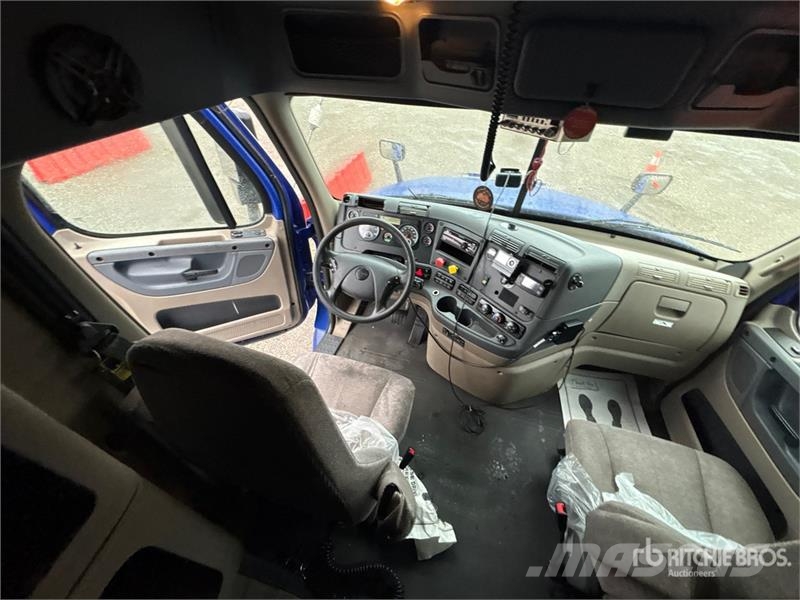 Freightliner Cascadia 125 6x4 T/A Sleeper Truck Tractor Tractor Units