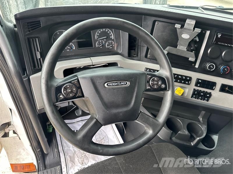 Freightliner Cascadia 126 6x4 T/A Sleeper Truck Tractor Nyergesvontatók