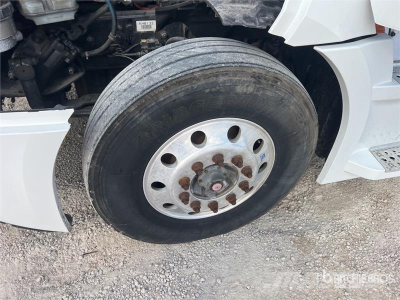 Freightliner Cascadia 126 6x4 T/A Sleeper Truck Tractor Tractor Units