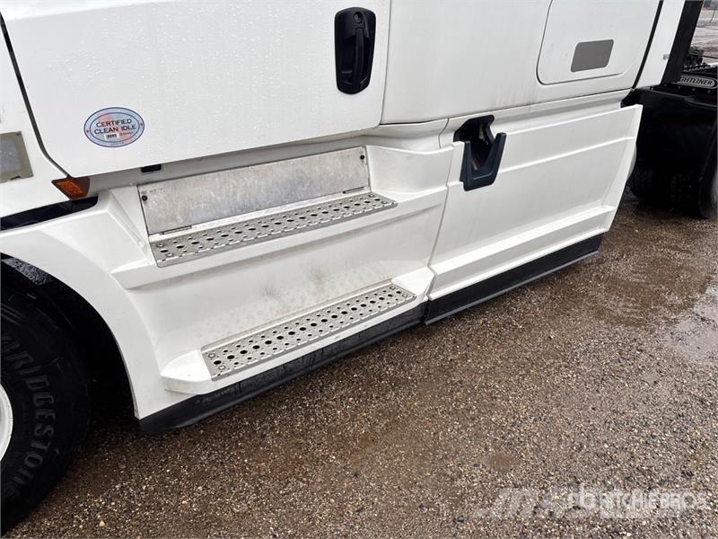 Freightliner Cascadia 126 6x4 T/A Sleeper Truck Tractor Sattelzugmaschinen