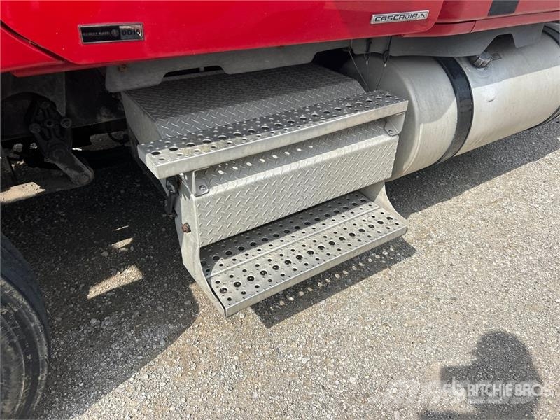 Freightliner Cascadia 125 6x4 T/A Sleeper Truck Tractor Vlačilci