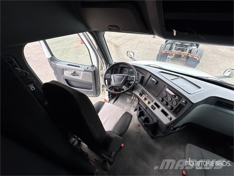 Freightliner Cascadia 126 6x4 T/A Sleeper Truck Tractor 牵引车