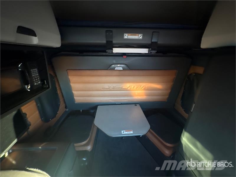 Freightliner Cascadia 116 4x2 Van Truck Sanduk kamioni