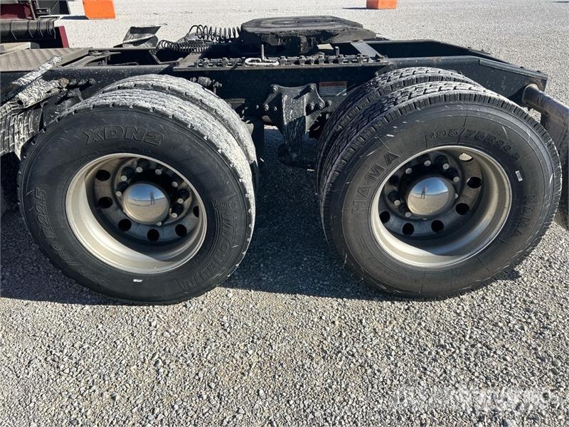 Freightliner Cascadia 126 6x4 T/A Sleeper Truck Tractor Tegljači