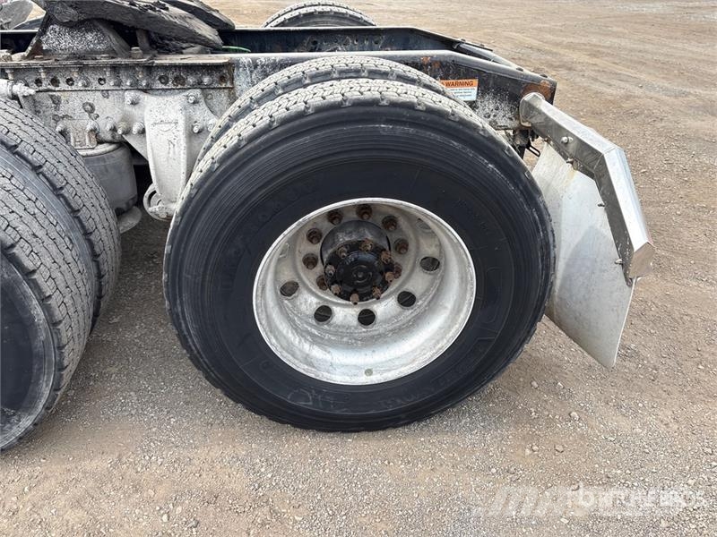 Freightliner Cascadia 126 6x4 T/A Sleeper Truck Tractor Çekiciler