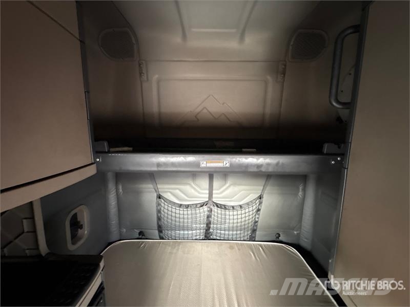 Freightliner Cascadia 125 6x4 T/A Sleeper Truck Tractor Tractor Units