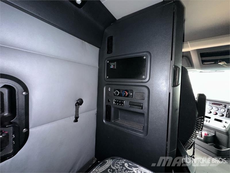 Freightliner Cascadia 126 6x4 T/A Sleeper Truck Tractor Влекачи