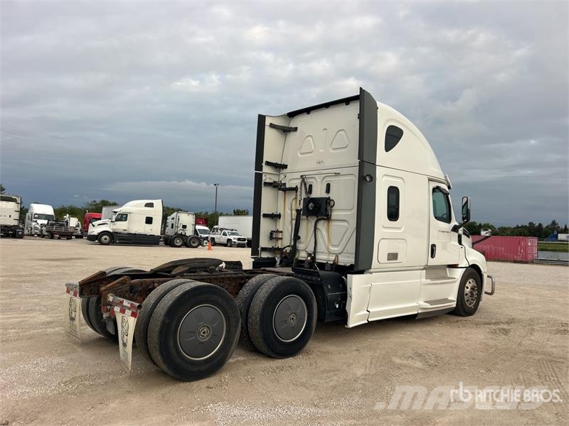 Freightliner Cascadia 126 6x4 T/A Sleeper Truck Tractor Тягачі