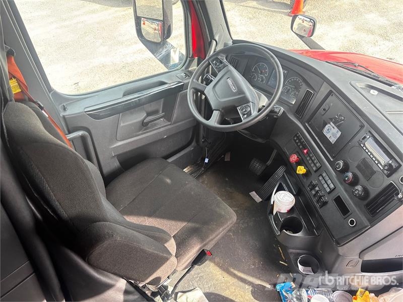 Freightliner Cascadia 126 6x4 T/A Sleeper Truck Tractor Vilcēji