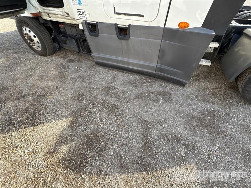Freightliner Cascadia 126 6x4 T/A Sleeper Truck Tractor (Inoper Trekkvogner