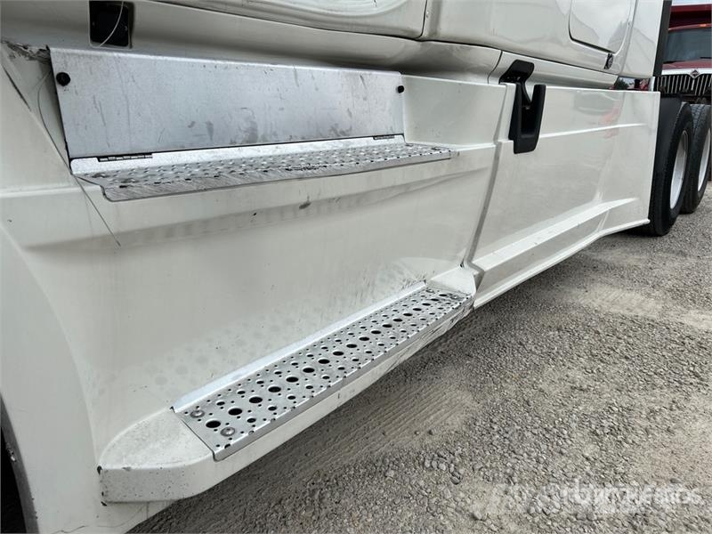Freightliner Cascadia 126 6x4 Rebuilt Title* T/A Sleeper Truck  Cavalos mecânicos